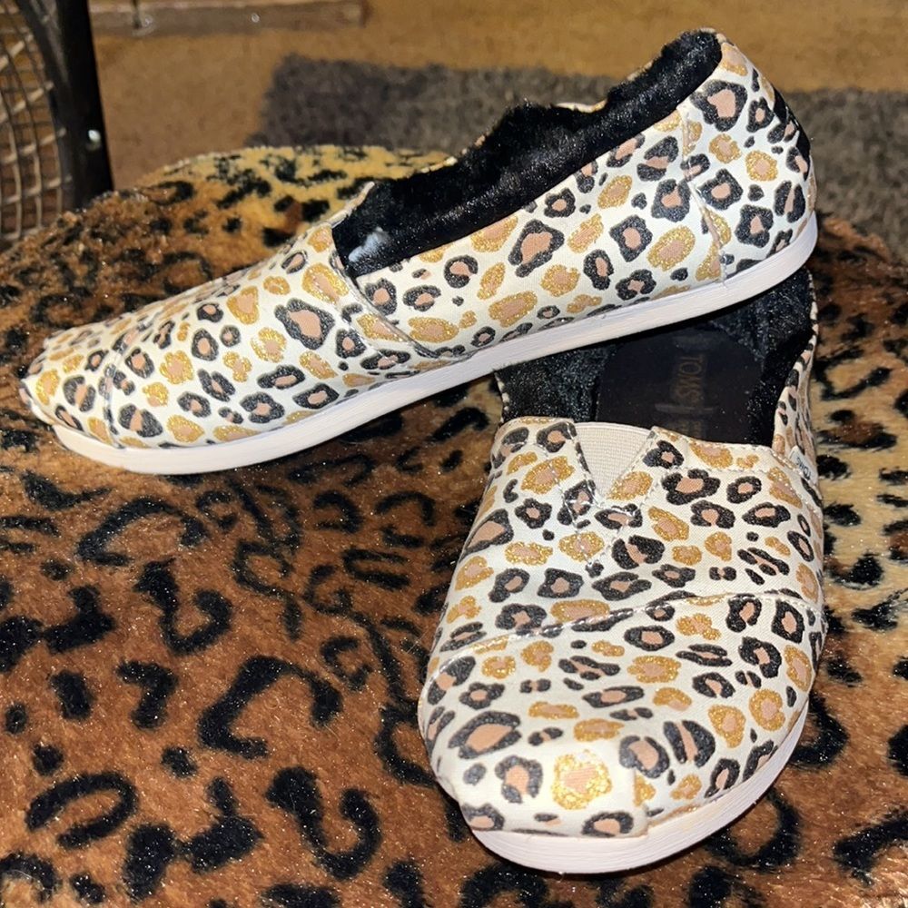 TOMS’s leopard print shoe. Sz W9.5.